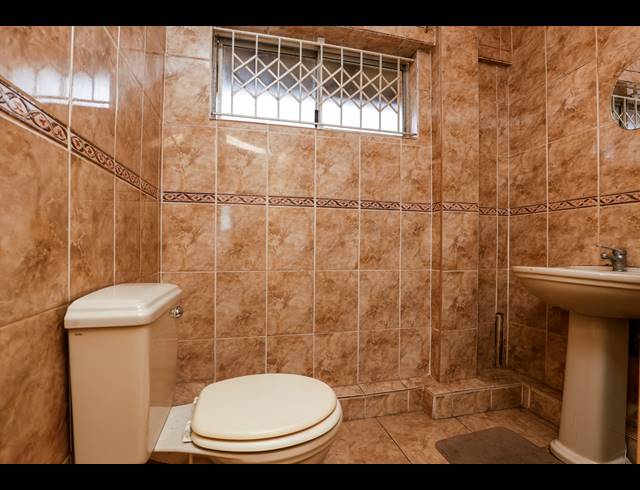 2 BEDROOM FLAT FOR SALE IN OVERPORT